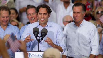El hijo de Mitt Romney, Craig, habló en español ante un grupo de simpatizantes en Miami el 13 de agosto de 2012.