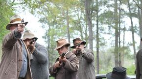 Shia La Beouf (der.) es uno de los tres hermanos protagonistas de 'Lawless'.