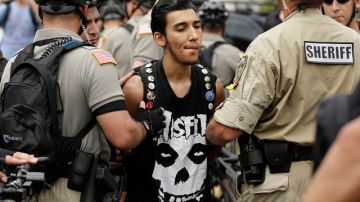 Un desobediente civil es detenido por agentes del Sheriff de Tampa, Florida, tras una protesta durante la convención del Partido Republicano.