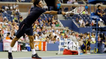 Roger Federer devuelve un saque en uno de los pocos esfuerzos que empleó anoche para dar cuenta del adolescente Donald Young.