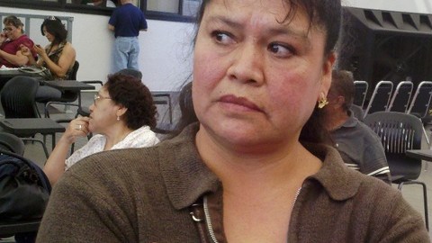 Obdulia Martínez muestra el cheque sin fondos que recibió como pago en una fábrica de costura que cerró sin  avisar.