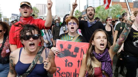 Desde ayer cientos de jóvenes se dieron cita en las afueras del inmueble para manifestar sus posturas ante el candidato.