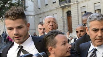 George Clooney posa con una seguidora a su llegada a la gala de ayer en Ginebra.