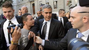 George Clooney posa con una seguidora a su llegada a la gala de ayer en Ginebra.