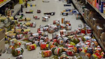 Unas latas caídas en un supermercado de Brawley.