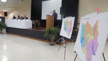 Una sesión del Concejo en la que se presentó el nuevo mapa de distritos del Condado de Harris que ha sido criticado por líderes hispanos.