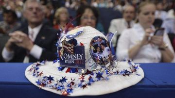 Un sombrero con los rostros del candidato a la presidencia Mitt Romney y el candidato a la vicepresidencia Paul Ryan en la Convención Nacional Republicana.