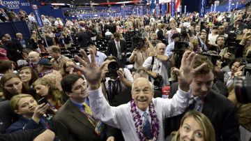 El senador republicano y excandidato presidencial Ron Paul se destaca entre los asistentes a la convención.
