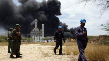 Un tercer tanque de combustible se incendiaba desde el sábado en la refinería occidental de Amuay, en Venezuela.