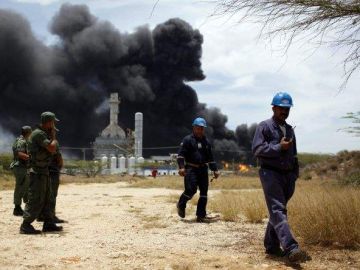 Un tercer tanque de combustible se incendiaba desde el sábado en la refinería occidental de Amuay, en Venezuela.