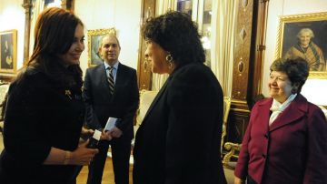 La presidenta argentina Cristina Fernández sonríe mientras escucha a la jueza hispana del Tribunal Supremo, Sonia Sotomayor (derecha).