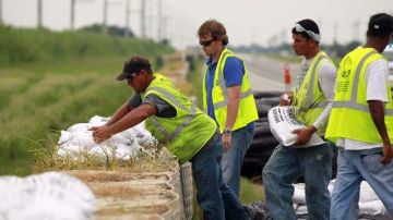 En Luisiana trabajadores colocan sacos de arena en la costa para tratar de contener las posibles inundaciones.