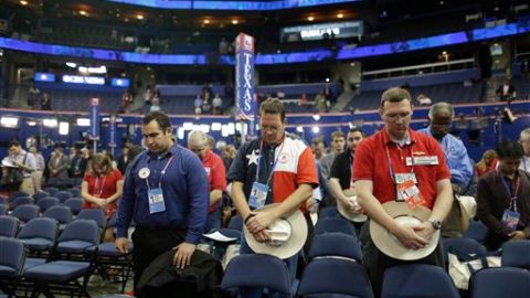 Delegados en Tampa rezan antes de una sesión de la Convención Republicana.