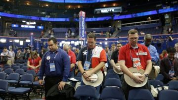 Delegados en Tampa rezan antes de una sesión de la Convención Republicana.