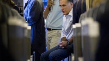 Romney habla con sus asesores de campaña tras abordar el vuelo que lo llevó a Tampa el martes.