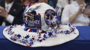 Un sombrero con los rostros de Romney Ryan en la Convención Nacional Republicana.