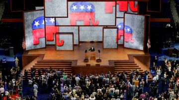 Los electores republicanos coquetearon con un carrusel de aspirantes del Partido Republicano antes de quedarse con Romney, quien de hecho aseguró la nominación en mayo.