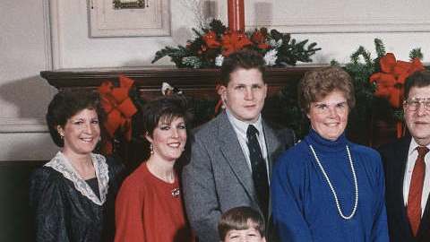 John Sununu posa con su familia para una revista neoyorquina. El político ha dicho que su mayor logro son sus 8 nietos.