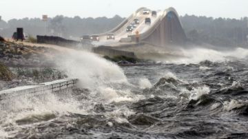 En algunas áreas, inundaciones repentinas, tornados y fuertes corrientes marinas siguen causando preocupación.
