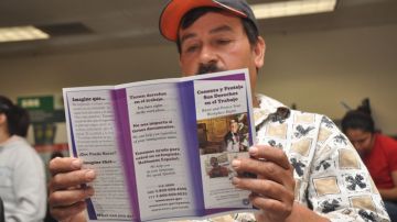 Armando Curiel, residente en San José, lee sus derechos como trabajador.