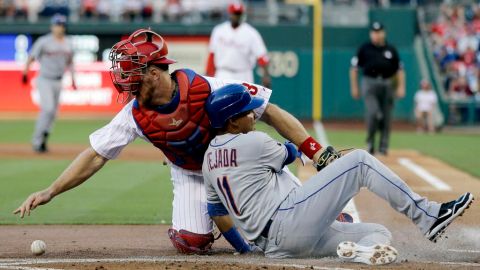 Ruben Tejada de los Mets anotando en la primera entrada del juego.