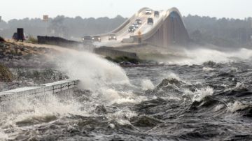 Las fuertes olas sobre el puente en Navarre Beach, en Florida, crecían conforme Isaac se acercaba a la Costa del Golfo,