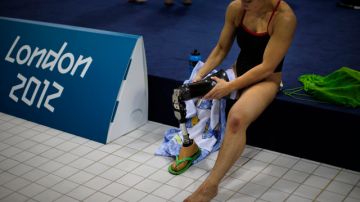 La nadadora estadounidense, Elizabeth Stone, se ajusta la prótesis antes de iniciar sus entrenamientos, ayer,  en el Centro Acuático.