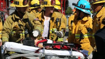 Bomberos de la cuidad de Los Ángeles atienden y transportan a nueve personas, entre ellas ocho niños que resultaron heridos en un accidente en el sur de Los Ángeles.