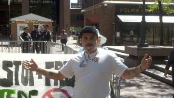 José Lasalle, activista latino contra el "Stop and Frisk", hizo sonar su silbato hoy frente al cuartel general de la NYPD.
