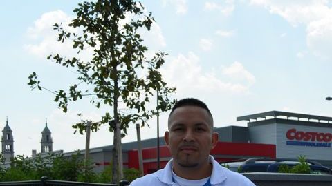 Trabajadores despedidos de la fábrica Palermo’s Pizza, a las afueras de la tienda Costco, ubicada al sur de Chicago.
