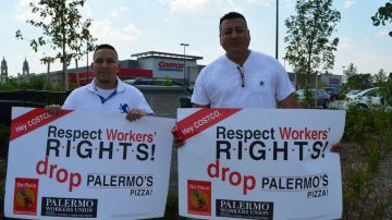 Trabajadores despedidos de la fábrica Palermo’s Pizza, a las afueras de la tienda Costco, ubicada al sur de Chicago.
