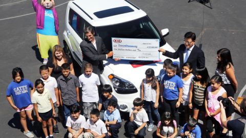La escuela primaria Gates Street recibió una donación que le permitirá a los alumnos gozar de programas especiales.