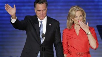 El candidato presidencial republicano Mitt Romney y su esposa en el escenario de la Convención Nacional Republicana en Tampa.