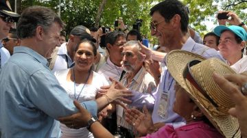 El presidente colombiano, Juan Manuel Santos (I), saluda a habitantes del Departamento de Tolima.