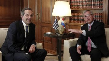El primer ministro de Grecia, Antonis Samarás (izquierda), habla con el presidente del Eurogrupo, Jean Claude Juncker, durante un encuentro mantenido en la mansión Maximos en Atenas, Grecia.