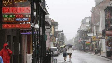 Cuando faltaban unas horas para el séptimo aniversario del huracán Katrina, la llegada de Isaac dejó desiertas las calles del Barrio Francés de Nueva Orleáns.