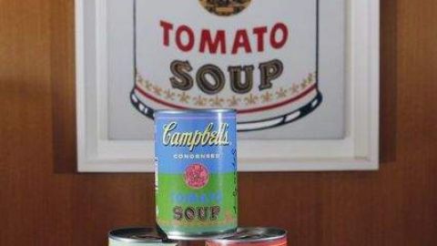 Las tradicionales etiquetas rojiblancas de las latas serán sustituidas en la edición especial por otras con vivos colores.