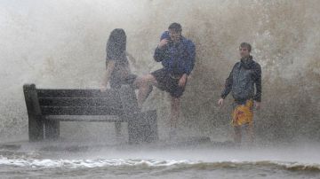 Residentes de Nueva orleans caminan durante la tormenta.