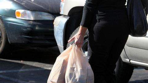 La iniciativa de una asambleísta de California dio paso a una política estatal uniforme que podría prohibir el uso de las bolsas de plástico.