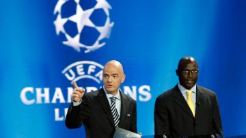 El secretario general de la UEFA, Gianni Infantino, y George Weah en el sorteo.