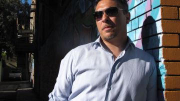 Paul S. Flores, guionista de 'Placas', en el barrio de la Misión, San Francisco.