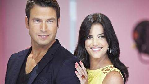 Rafael Amaya y Gaby Espino son los presentadores de la entrega de premios.