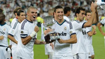Pepe (izq.) y Cristiano Ronaldo presumen el trofeo conquistado al derrotar al Barcelona en el Santiago Bernabéu.