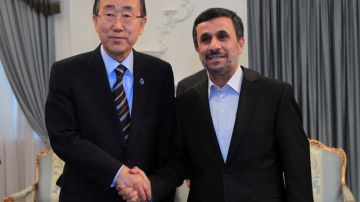 El presidente iraní, Mahmoud Ahmadinejad, saluda al secretario general de la ONU, Ban Ki-moon, al comienzo de su reunión dentro del marco de la Cumbre del Movimiento de Países No Alineados en Teherán.