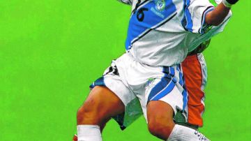 Gustavo Cabrera, de pie peleando con Andrés Guardado de México en la Copa Oro 2011,  es uno de los jugadores de Guatemala  castigados por FIFA.