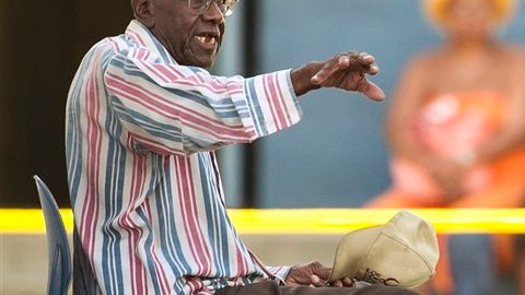 Preston Carter habla con la policía después del incidente.