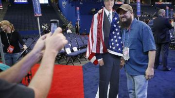Travis Chapin de St. Petersburg, Florida, se fotografía junto a un cartel del candidato republicano a la presidencia,  Mitt Romney