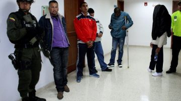 La Policía custodia a los detenidos por el atentado contra el exministro Fernando Londoño, entre ellos un menor de edad..