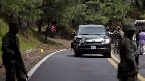 Personal militar custodia el vehículo de la embajada de Estados Unidos en México, después de que fuera atacado.