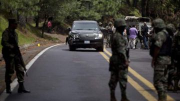 Personal militar custodia el vehículo de la embajada de Estados Unidos en México, después de que fuera atacado.